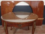 une petite table sur laquelle se trouve un miroir