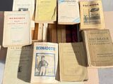 de nombreux vieux livres posés sur une boîte en carton