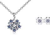 un ensemble composé d'un collier et de boucles d'oreilles ornés de cristaux bleus sur fond blanc
