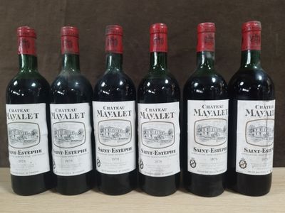 six bouteilles de vin rouge sont alignées sur une table en bois