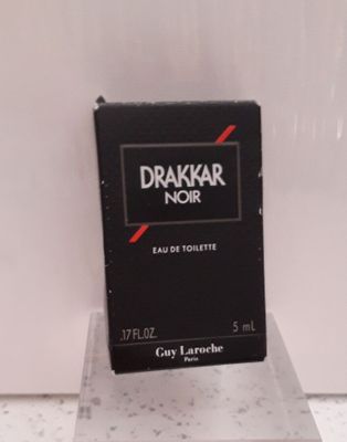 une boîte noire ornée d'une bande rouge, posée sur un comptoir