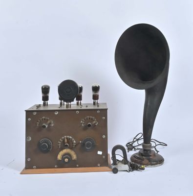 une radio à l'ancienne, avec un pavillon et quelques fils
