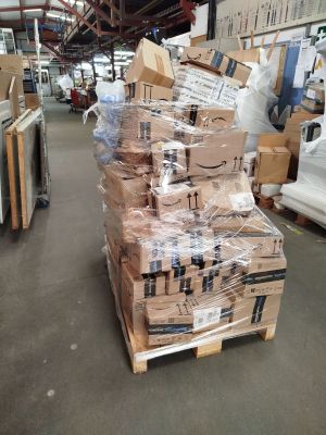 une grande pile de cartons sur une palette dans un entrepôt