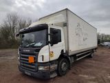 un camion blanc garé dans la poussière
