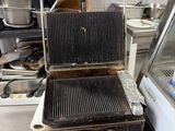 une photo d'un grill professionnel dans une cuisine professionnelle