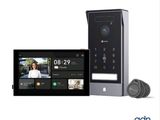 un gros plan sur un téléphone portable et un interphone vidéo