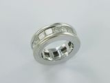 une alliance en or blanc sertie de diamants taille princesse