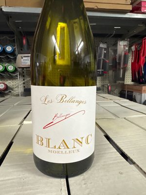 une bouteille de vin posée sur une table dans un magasin