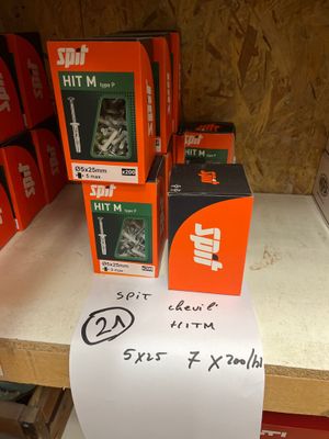 une pile de cartons sur une étagère, à côté d'un rouleau de papier