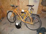 un vélo garé dans un garage