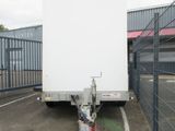 une photo d'un camion blanc garé sur un parking