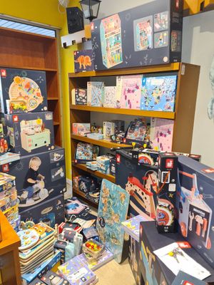 une pièce remplie de nombreux jouets et livres
