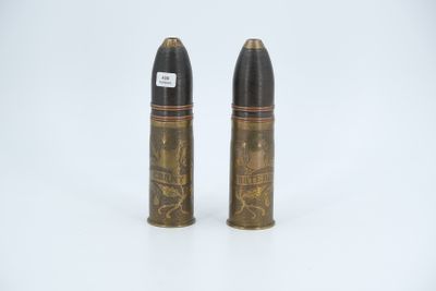 deux stylos noirs et dorés posés l'un à côté de l'autre sur une surface blanche