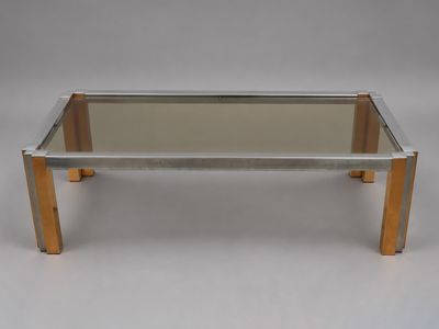 une photo d'une table basse en verre sur fond blanc