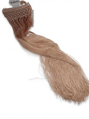 une longue mèche de cheveux coupée en deux