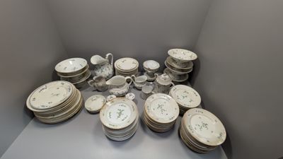 beaucoup d'assiettes et de tasses sur la table