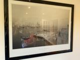 une photo d'une photo accrochée au mur