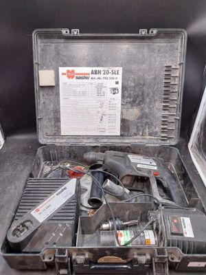 une mallette à outils ouverte, contenant des outils, posée sur une table