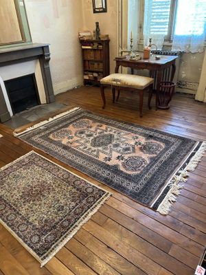 Le reste du contenu de la pièce comprenant : une table en no…