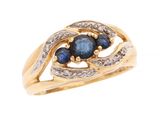 gros plan d'une bague en or avec saphirs et diamants