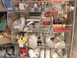 de nombreux objets disposés sur une grille métallique