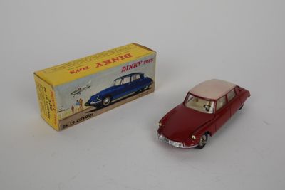 une petite voiture miniature posée à côté d'une boîte sur une table
