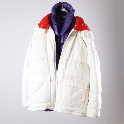 an image of a white jacket with a red and blue collar