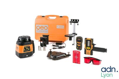 une image représentant un ensemble d'outils comprenant un niveau laser, un appareil photo et une mallette
