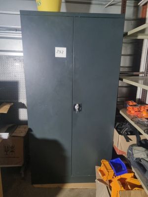 une armoire métallique au milieu d'une pièce remplie de cartons
