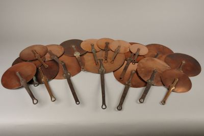 six paires de peignes à cheveux anciens plaqués cuivre sur fond blanc