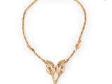 un collier en or orné d'une tête d'oiseau