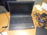 un ordinateur portable posé sur un bureau en bois