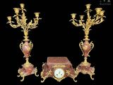 paire de supports d'horloge anciens en bronze et marbre rouge sur fond noir