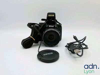 a digital camera with a lens attached to it