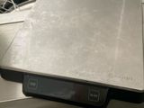 un ordinateur portable posé sur le plan de travail de la cuisine