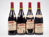 trois bouteilles de vin rouge sont alignées sur une surface blanche