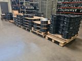 Un tas de pneus est empilé sur des palettes dans un entrepôt