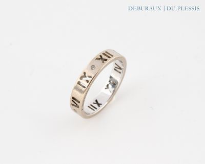 un gros plan d'une bague en argent ornée de chiffres romains