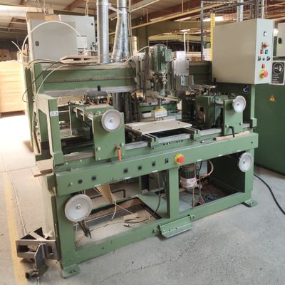 une machine qui se trouve à l'intérieur d'un bâtiment