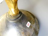 une lampe en métal sur laquelle est collé un autocollant
