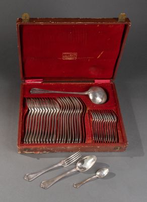 un coffret rouge contenant de l'argenterie sur une table