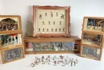 de nombreuses figurines miniatures dans une vitrine