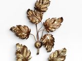 trois broches en feuille d'or sur fond blanc