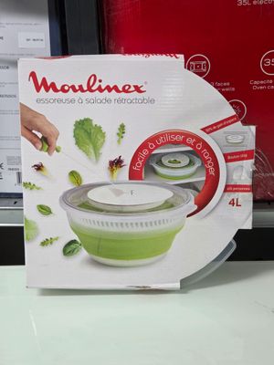 une boîte de nourriture posée sur une table