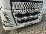 un gros plan sur l'avant d'un camion blanc