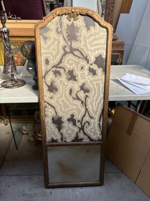 une chaise qui se trouve devant une table