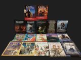 un grand nombre de livres posés sur une table