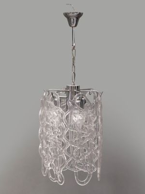 un gros plan d'un lustre en verre suspendu au plafond