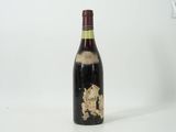 une bouteille de vin posée sur une table