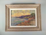 une peinture à l'huile représentant une scène de plage avec un bateau dans l'eau
